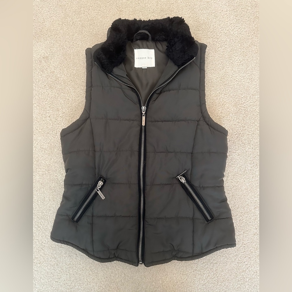 Copper Key Puffer Vest, With Faux Fur Trim
Youth Large
Very Good Condition